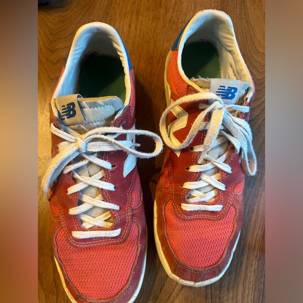 Men’s size 10, new balance, vintage tennis shoes